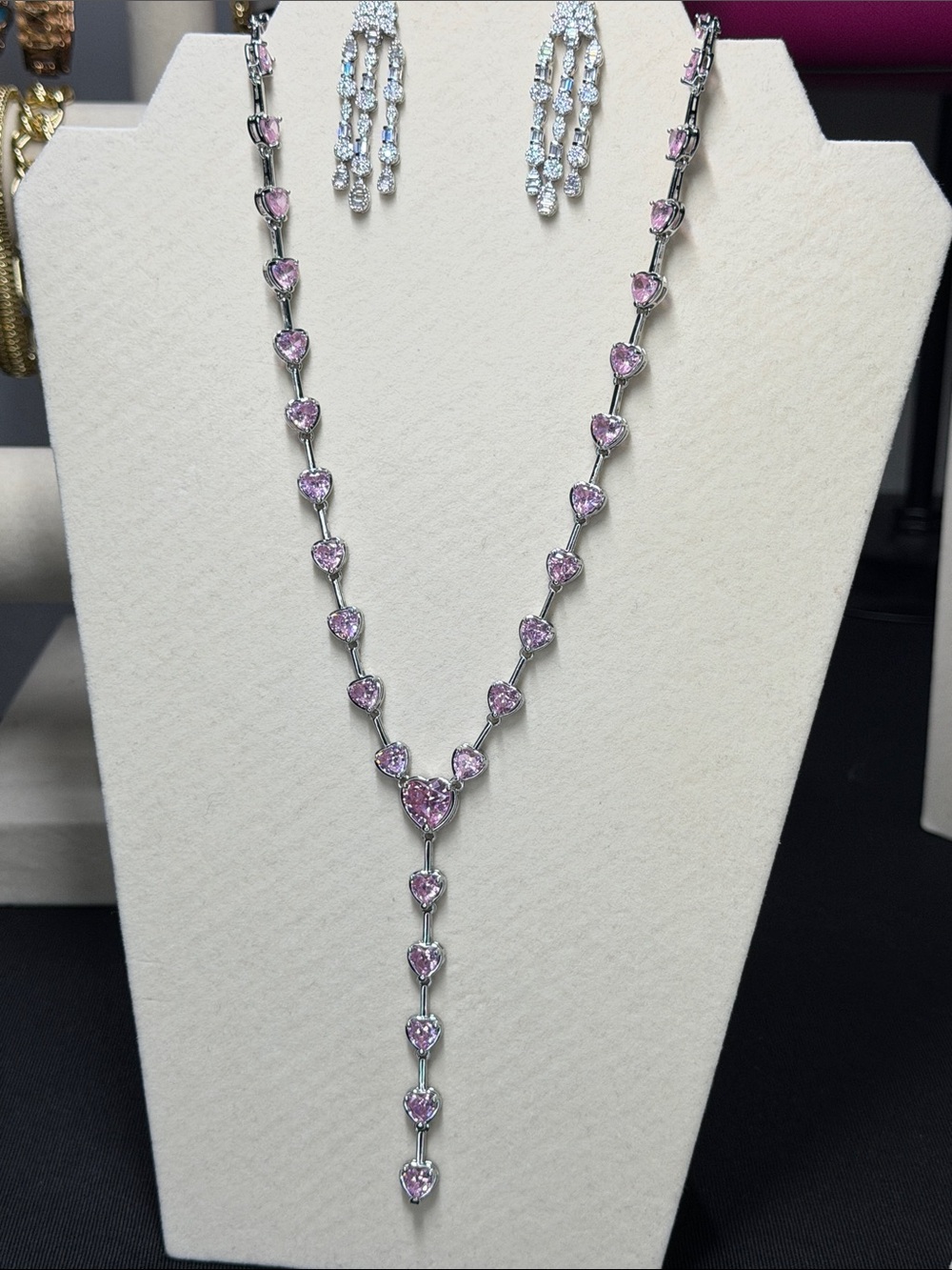 18k triple plate white gold cascading necklace w/large pink crystal hearts. - Picture 8 of 9